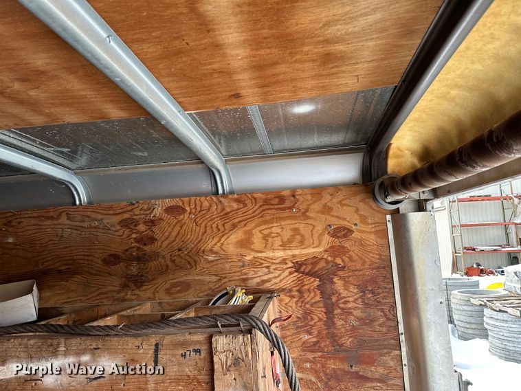 image for item LR9292 2000 Wells Cargo Inc enclosed cargo trailer