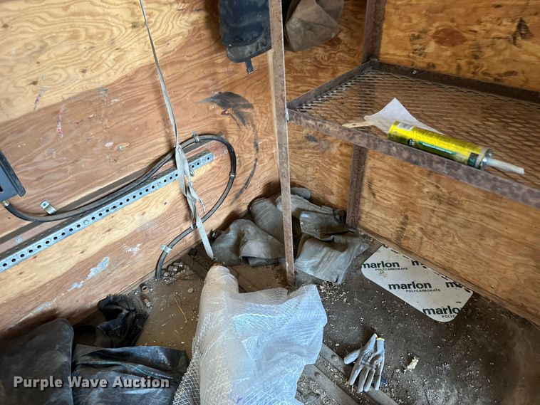 image for item LR9292 2000 Wells Cargo Inc enclosed cargo trailer