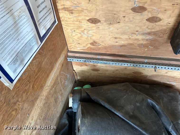 image for item LR9292 2000 Wells Cargo Inc enclosed cargo trailer