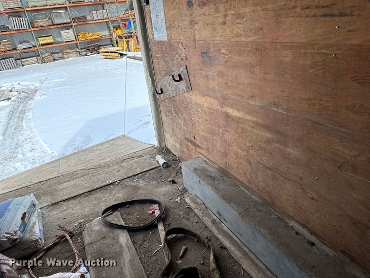 image for item LR9292 2000 Wells Cargo Inc enclosed cargo trailer