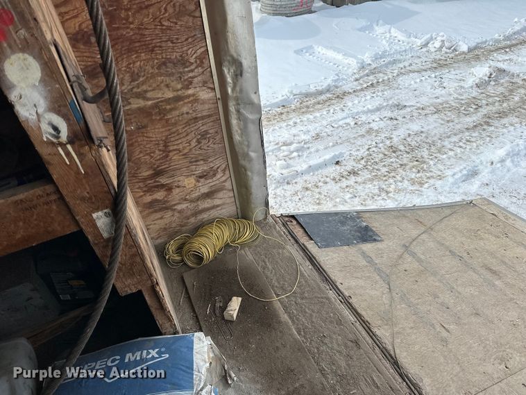 image for item LR9292 2000 Wells Cargo Inc enclosed cargo trailer