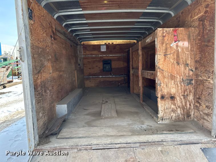 image for item LR9292 2000 Wells Cargo Inc enclosed cargo trailer