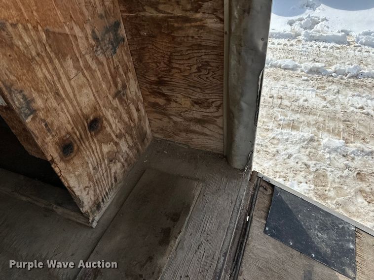 image for item LR9292 2000 Wells Cargo Inc enclosed cargo trailer