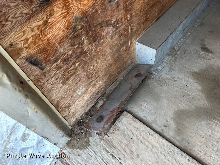 image for item LR9292 2000 Wells Cargo Inc enclosed cargo trailer