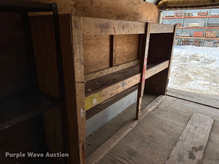 image for item LR9292 2000 Wells Cargo Inc enclosed cargo trailer