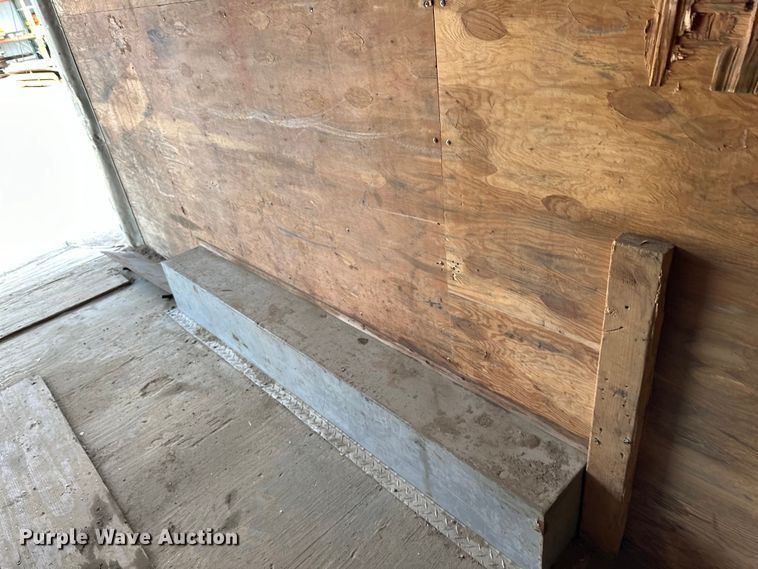 image for item LR9292 2000 Wells Cargo Inc enclosed cargo trailer