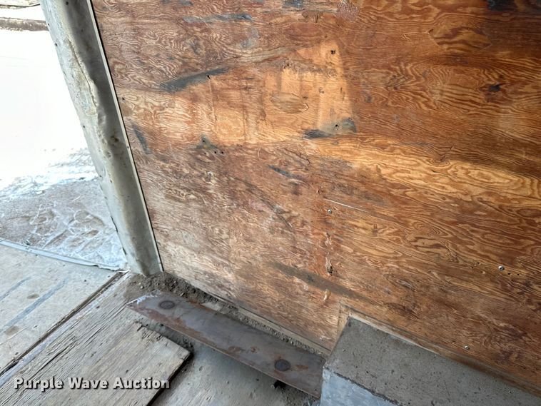 image for item LR9292 2000 Wells Cargo Inc enclosed cargo trailer