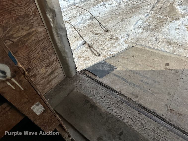 image for item LR9292 2000 Wells Cargo Inc enclosed cargo trailer