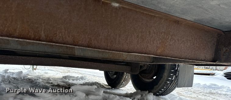 image for item LR9292 2000 Wells Cargo Inc enclosed cargo trailer