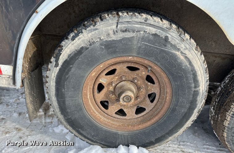 image for item LR9292 2000 Wells Cargo Inc enclosed cargo trailer