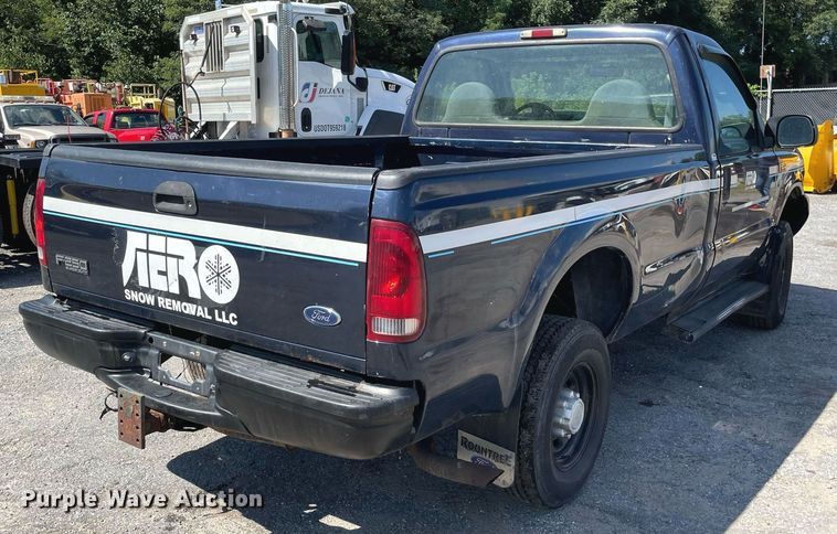 image for item LV9882 2004 Ford  F250 Super Duty XL pickup truck