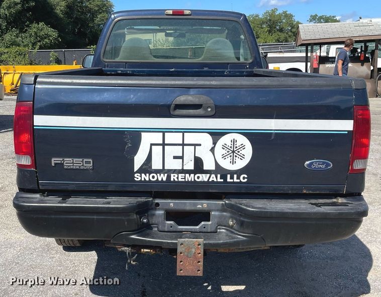 image for item LV9882 2004 Ford  F250 Super Duty XL pickup truck