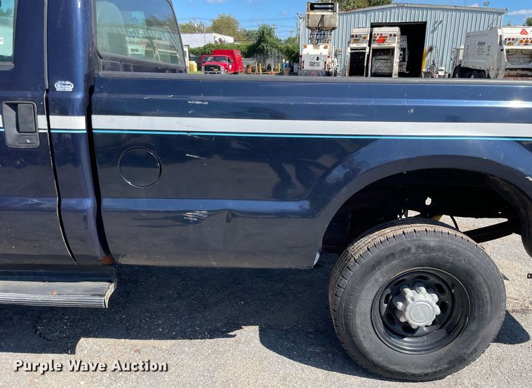 image for item LV9882 2004 Ford  F250 Super Duty XL pickup truck