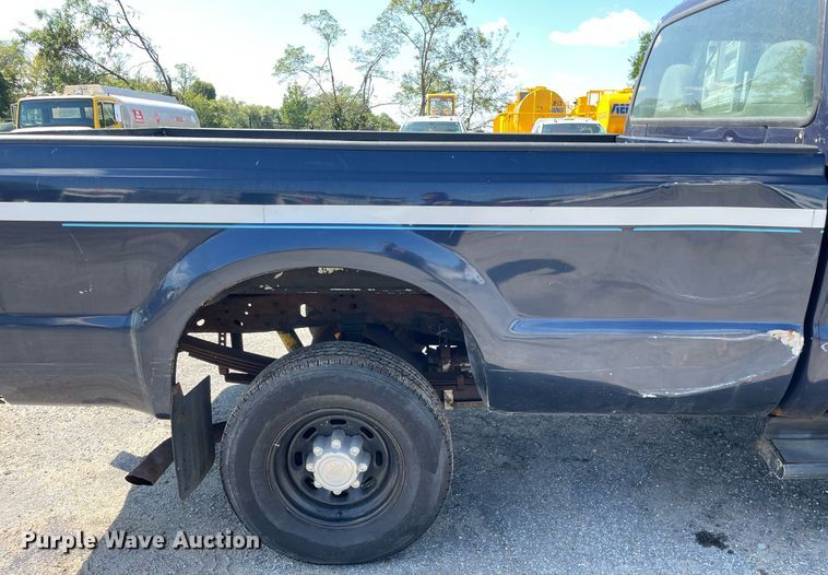 image for item LV9882 2004 Ford  F250 Super Duty XL pickup truck