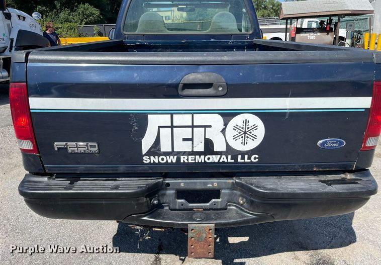 image for item LV9882 2004 Ford  F250 Super Duty XL pickup truck