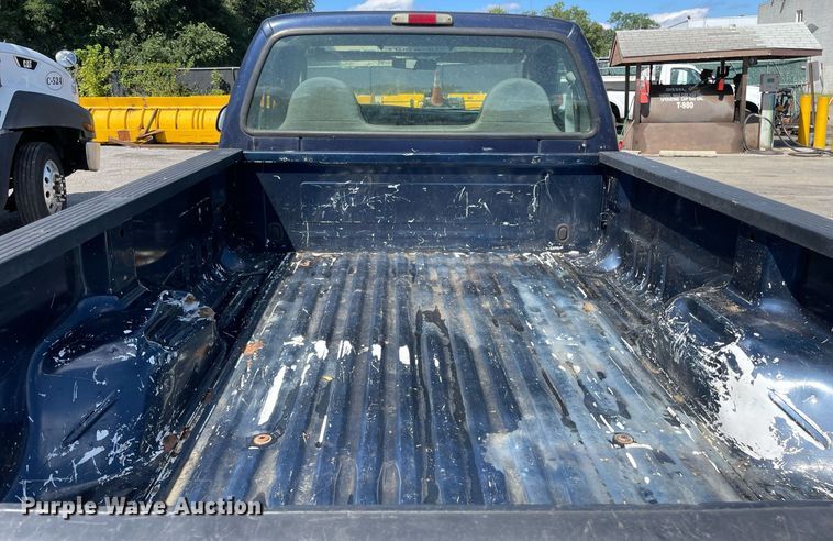 image for item LV9882 2004 Ford  F250 Super Duty XL pickup truck