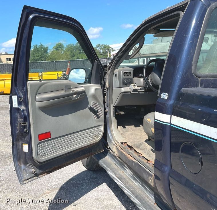 image for item LV9882 2004 Ford  F250 Super Duty XL pickup truck