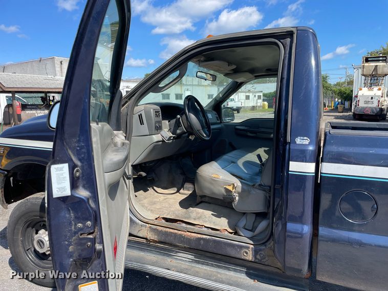 image for item LV9882 2004 Ford  F250 Super Duty XL pickup truck