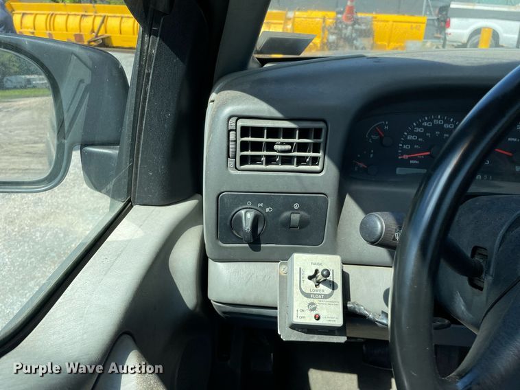 image for item LV9882 2004 Ford  F250 Super Duty XL pickup truck