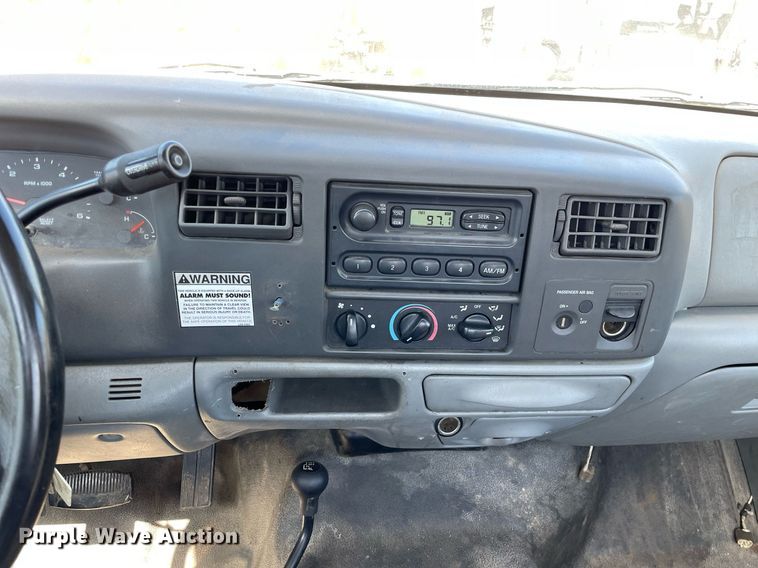 image for item LV9882 2004 Ford  F250 Super Duty XL pickup truck