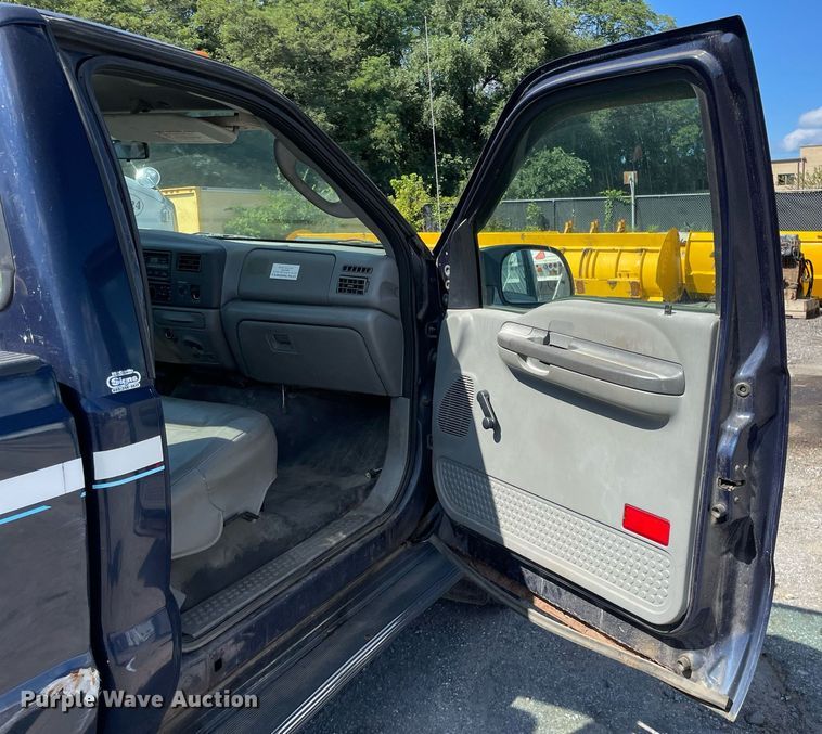 image for item LV9882 2004 Ford  F250 Super Duty XL pickup truck