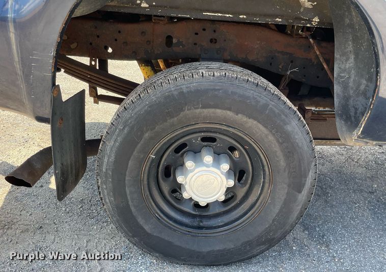 image for item LV9882 2004 Ford  F250 Super Duty XL pickup truck