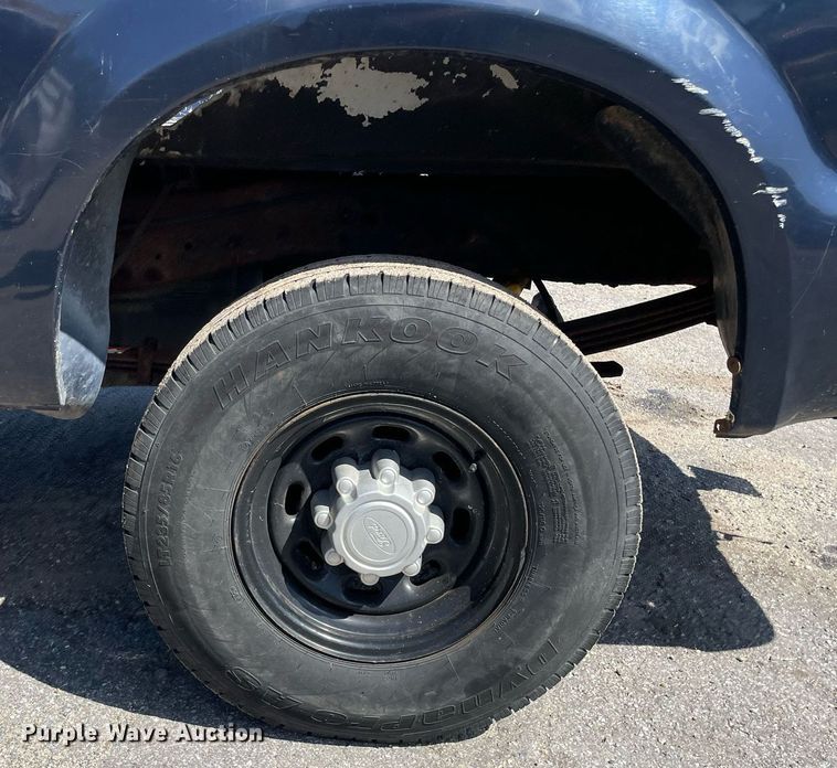 image for item LV9882 2004 Ford  F250 Super Duty XL pickup truck