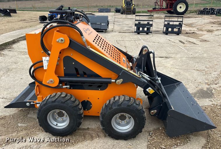 image for item MO9227 Landhero compact utility loader