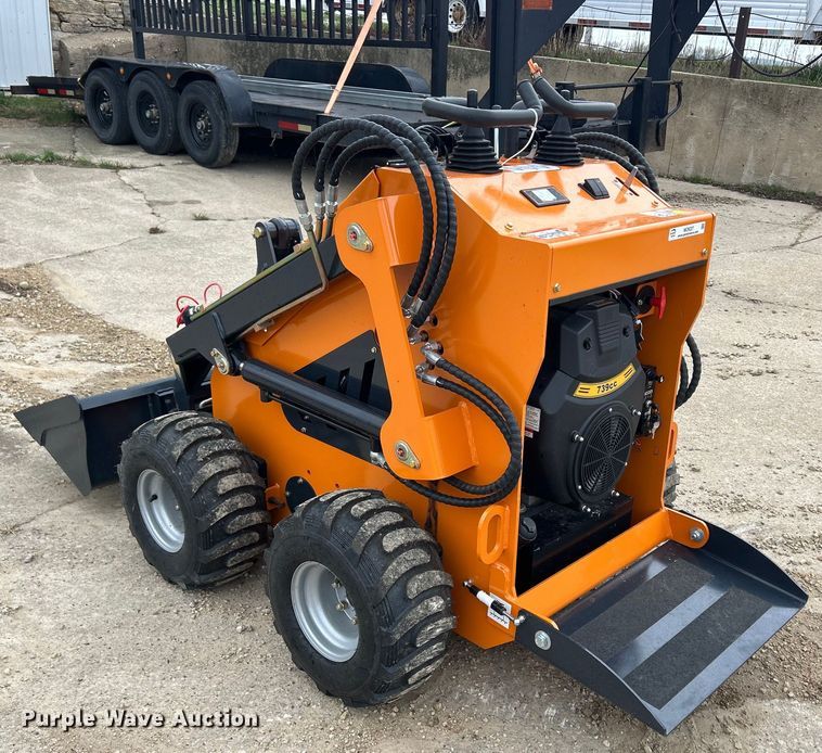 image for item MO9227 Landhero compact utility loader