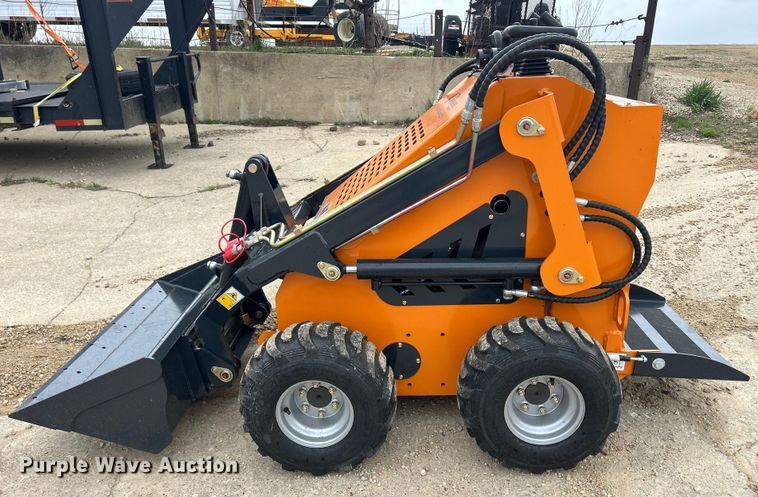 image for item MO9227 Landhero compact utility loader