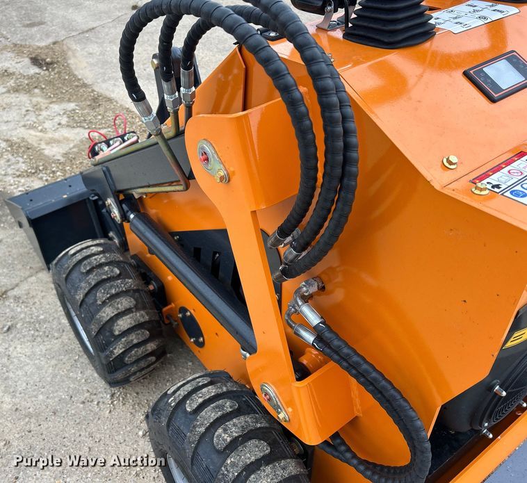 image for item MO9227 Landhero compact utility loader