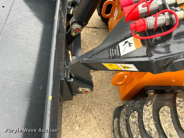 image for item MO9227 Landhero compact utility loader