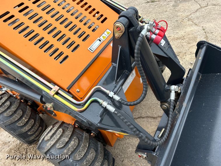 image for item MO9227 Landhero compact utility loader