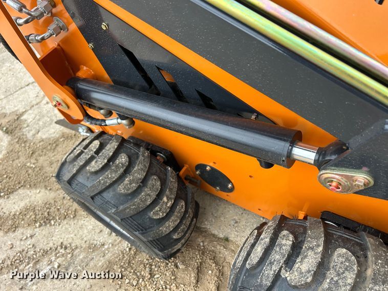 image for item MO9227 Landhero compact utility loader