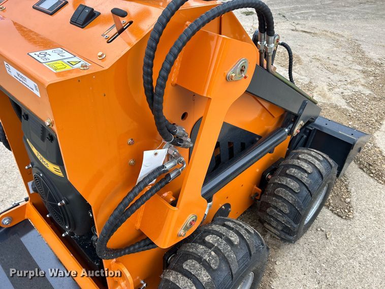 image for item MO9227 Landhero compact utility loader