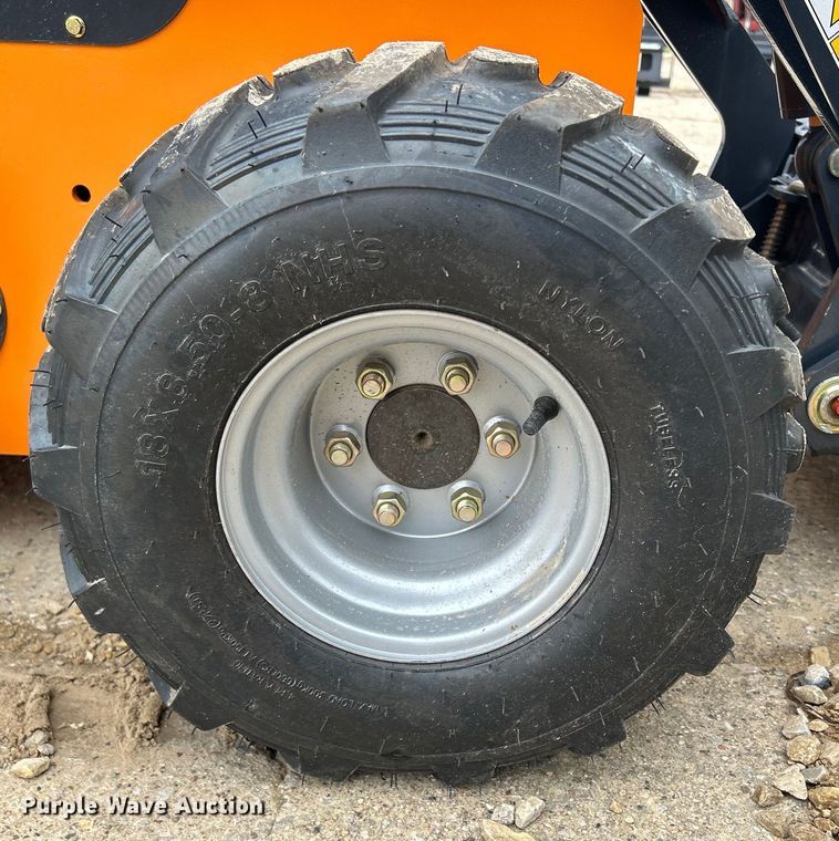 image for item MO9227 Landhero compact utility loader