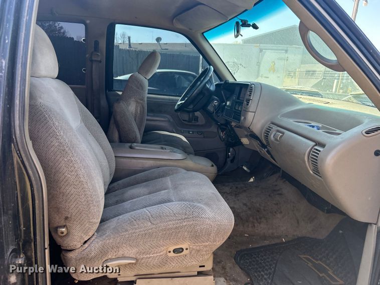 image for item NB9349 1996 Chevrolet C1500 Ext. Cab pickup truck