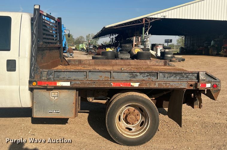 image for item NB9380 2002 Ford F450 Super Duty Crew Cab flatbed truck