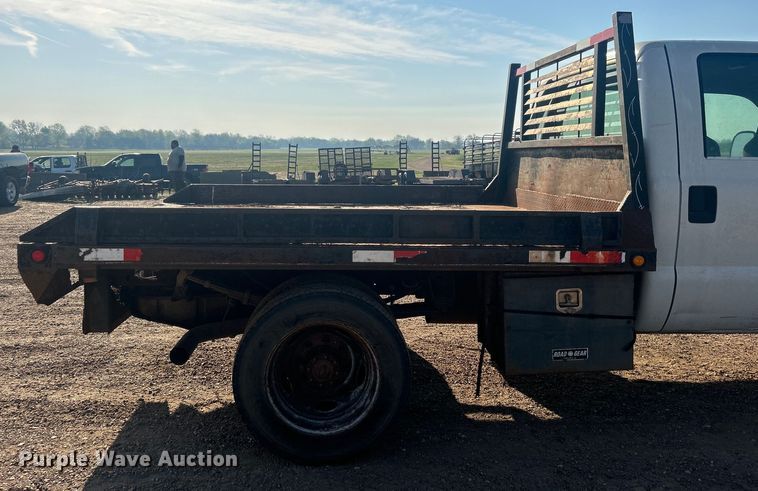 image for item NB9380 2002 Ford F450 Super Duty Crew Cab flatbed truck