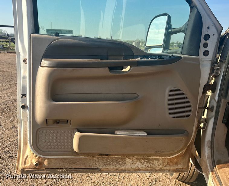 image for item NB9380 2002 Ford F450 Super Duty Crew Cab flatbed truck