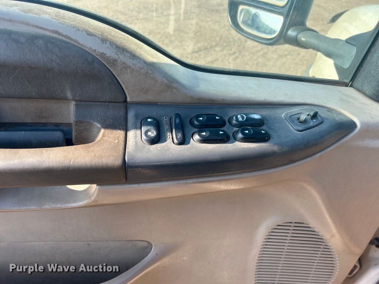 image for item NB9380 2002 Ford F450 Super Duty Crew Cab flatbed truck