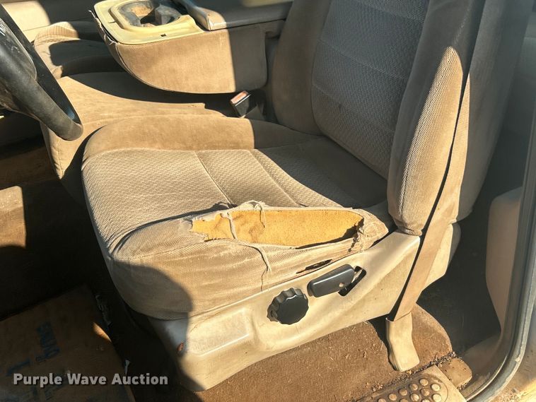 image for item NB9380 2002 Ford F450 Super Duty Crew Cab flatbed truck