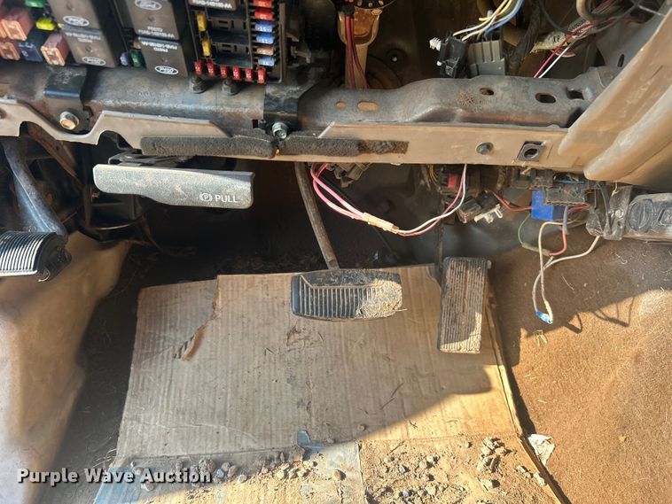 image for item NB9380 2002 Ford F450 Super Duty Crew Cab flatbed truck