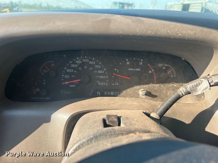 image for item NB9380 2002 Ford F450 Super Duty Crew Cab flatbed truck