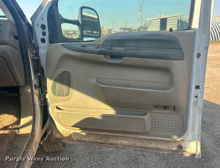 image for item NB9380 2002 Ford F450 Super Duty Crew Cab flatbed truck