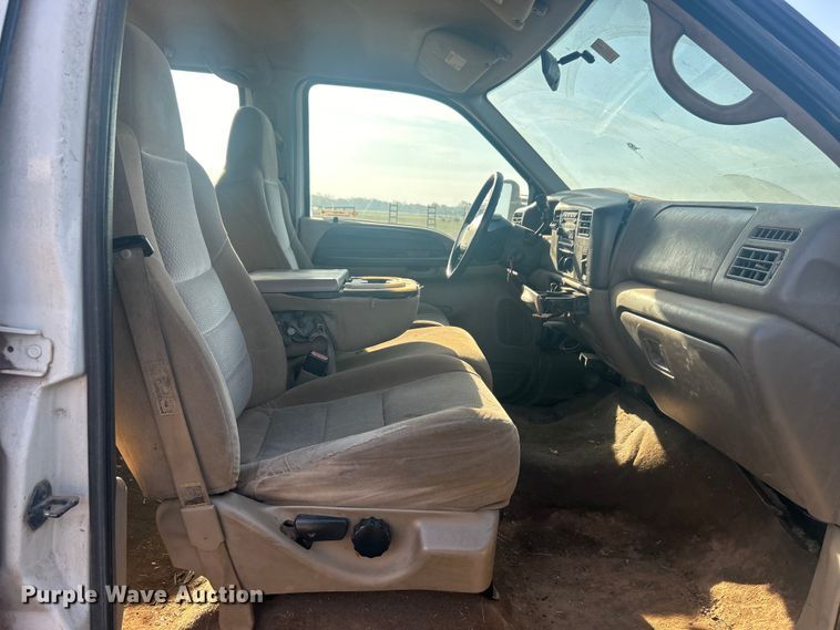 image for item NB9380 2002 Ford F450 Super Duty Crew Cab flatbed truck