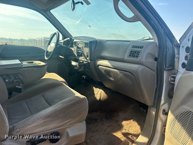 image for item NB9380 2002 Ford F450 Super Duty Crew Cab flatbed truck