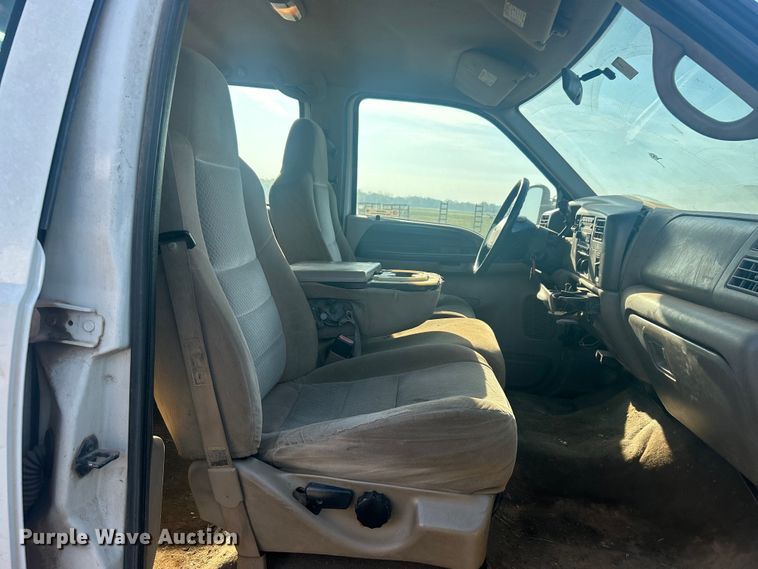 image for item NB9380 2002 Ford F450 Super Duty Crew Cab flatbed truck