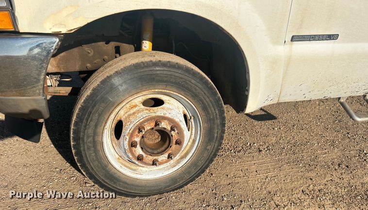 image for item NB9380 2002 Ford F450 Super Duty Crew Cab flatbed truck