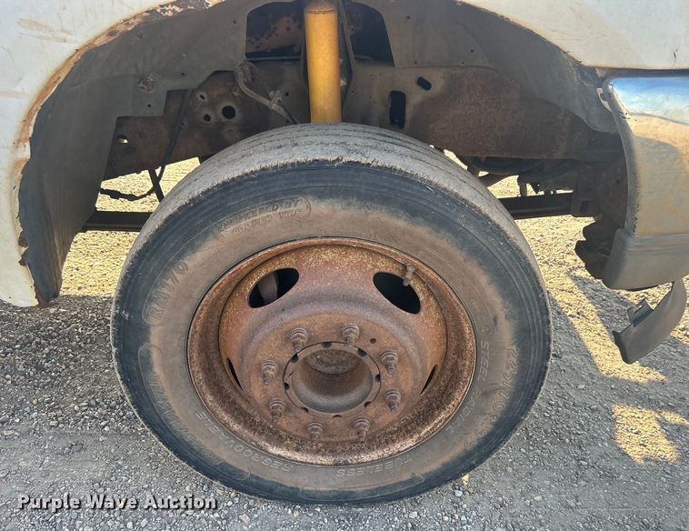 image for item NB9380 2002 Ford F450 Super Duty Crew Cab flatbed truck